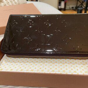 Louis Vuitton Vernis Amarante zippy wallet *NEVER USED*